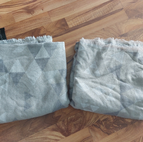 Scarves/Shawl - Picture 2 of 5